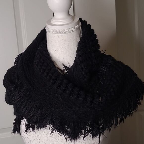 Fringed neck scarf - Picture 6 of 9